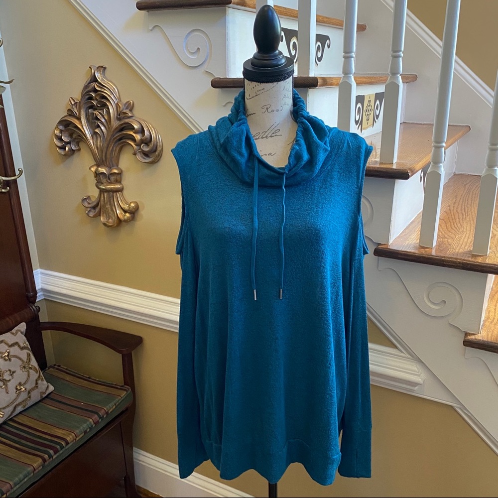 Cato Active cold shoulder lounge top